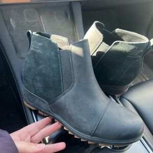 Sorel Women's Black Chelsea Booties with Suede Panels